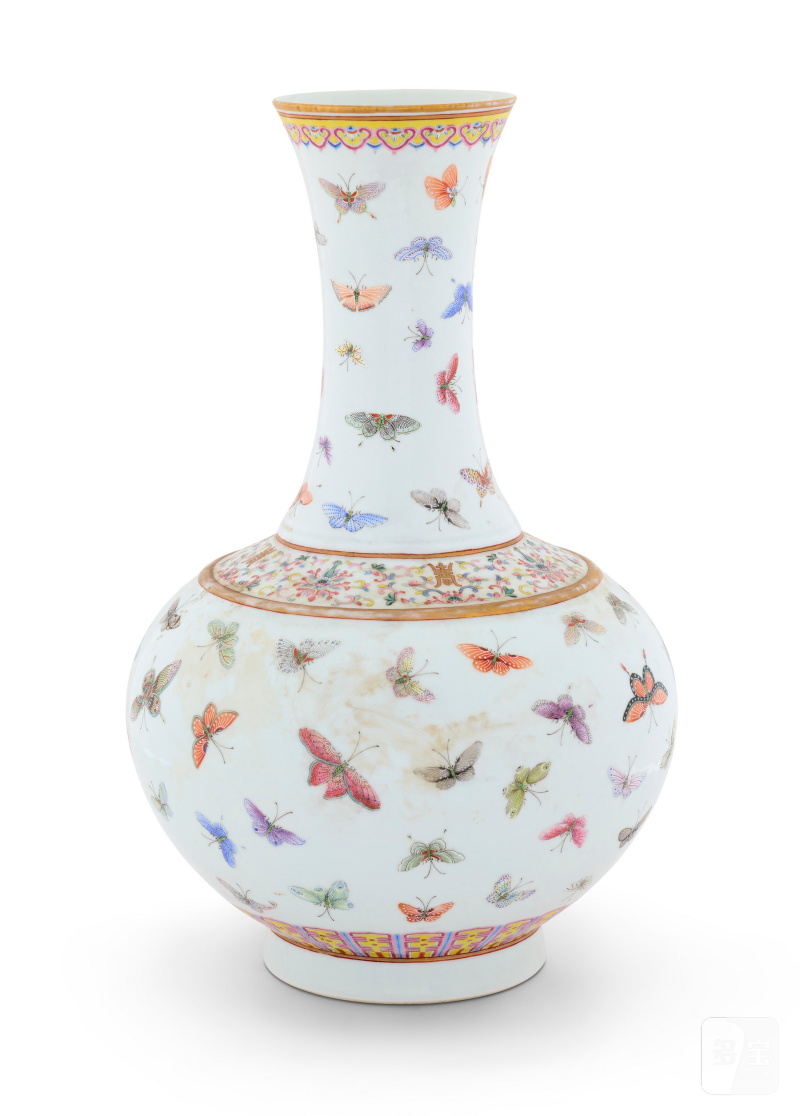VASE BOUTEILLE EN PORCELAINE DE LA FAMILLE ROSE À DÉCOR DE PAPILLONS  CHINE, DYNASTIE QING, MARQUE À SIX CARACTÈRES EN ROUGE DE FER ET ÉPOQUE GUANGXU (1875-1908) - 图3